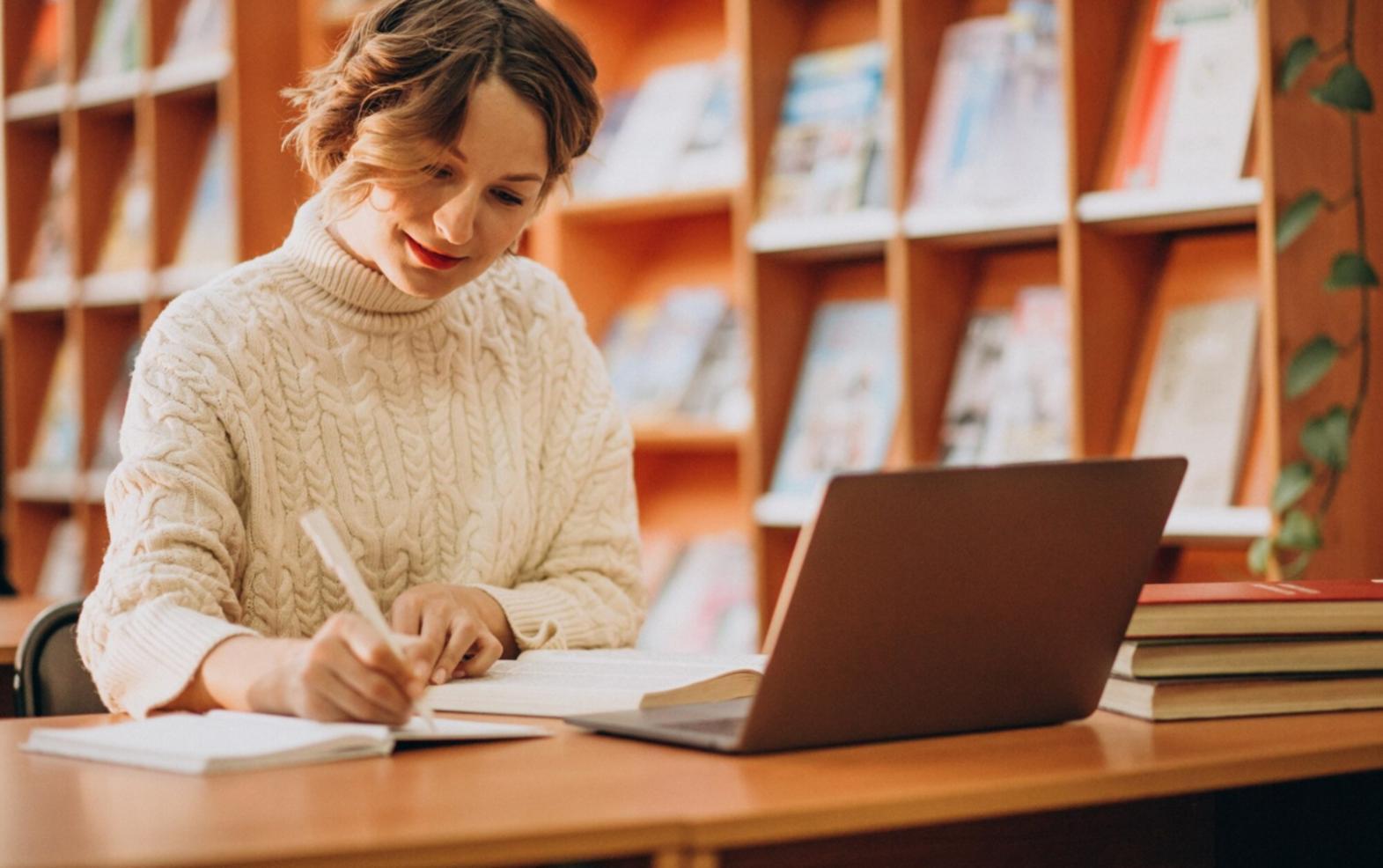 Person plant finanziell mit Notizen und Dokumenten