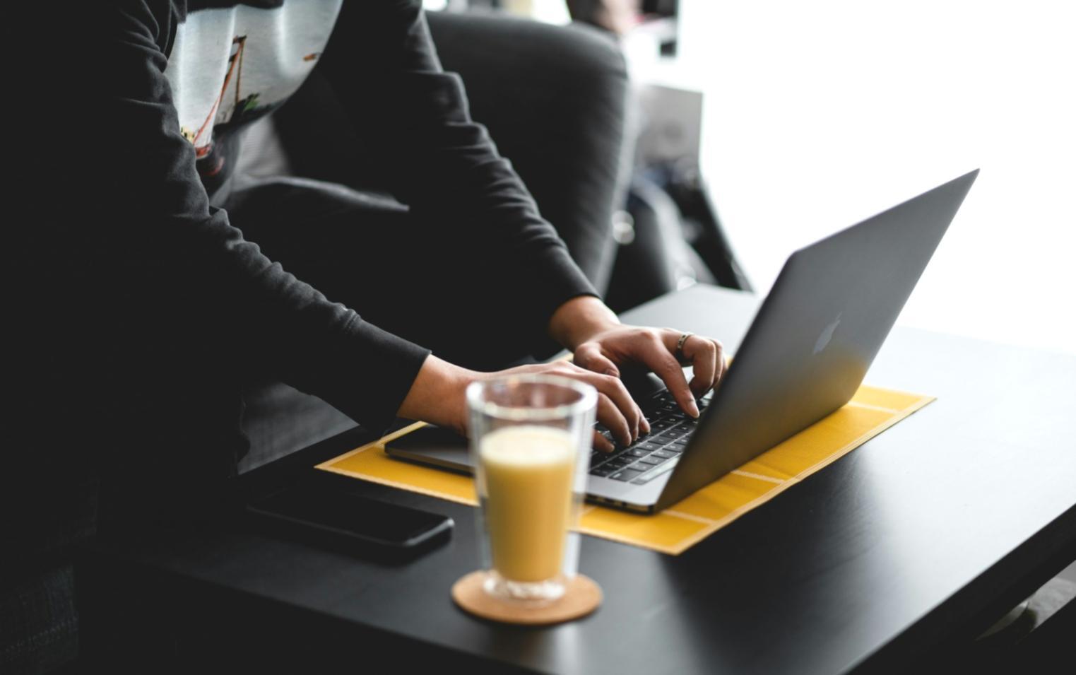 Erfolgreiche Teilnehmerin mit Finanzunterlagen